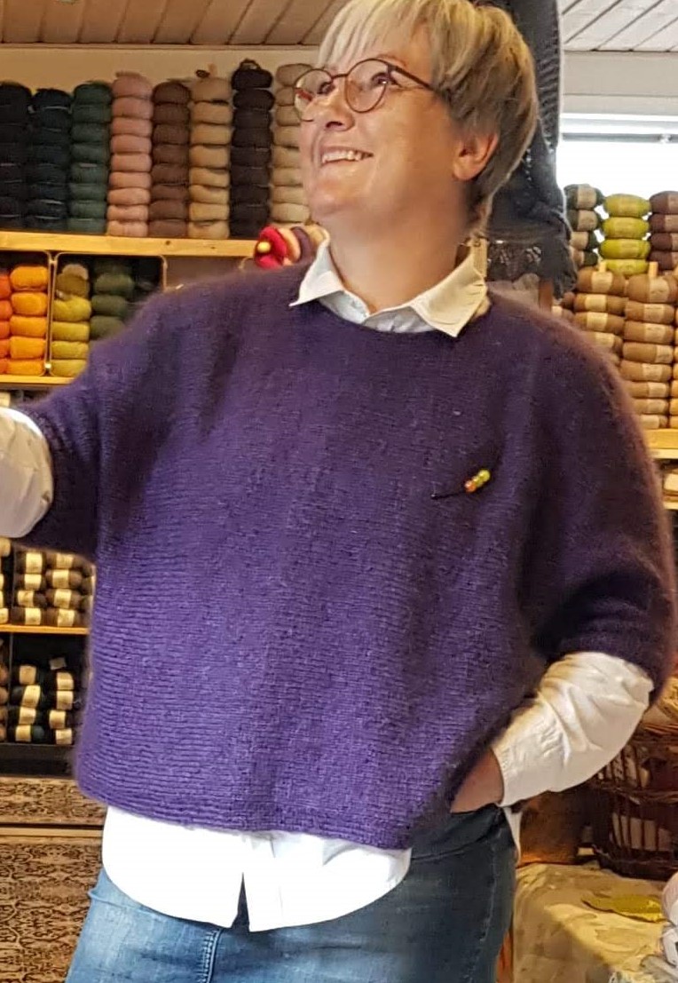 Lige – En let og blød sweater strikkekit – Mette Design